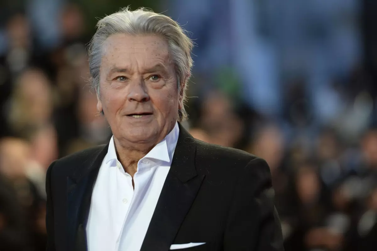 Alain Delon méconnaissable et émouvant dans une rare vidéo partagée par son fils cadet