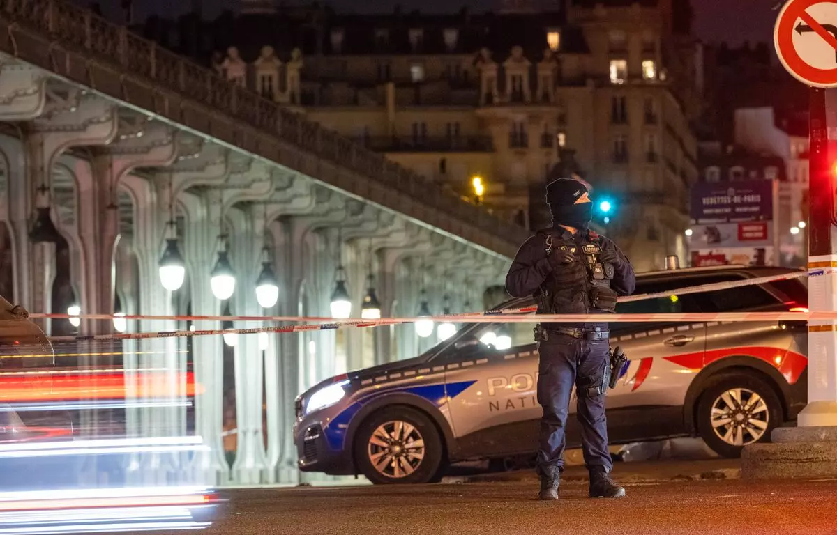 Attaque terroriste à Paris : l'assaillant avait prêté allégeance à l'EI et était sous suivi psychiatrique