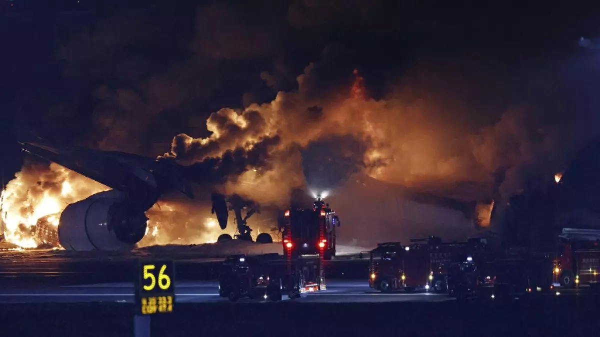 Collision à l'aéroport de Tokyo : 5 morts, 367 passagers sauvés