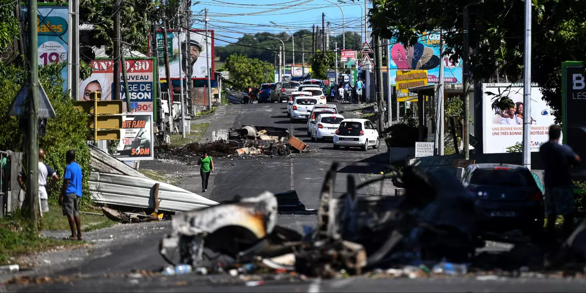 Crise en Guadeloupe : violences, pillages et blocages mettent en péril les services d'urgence