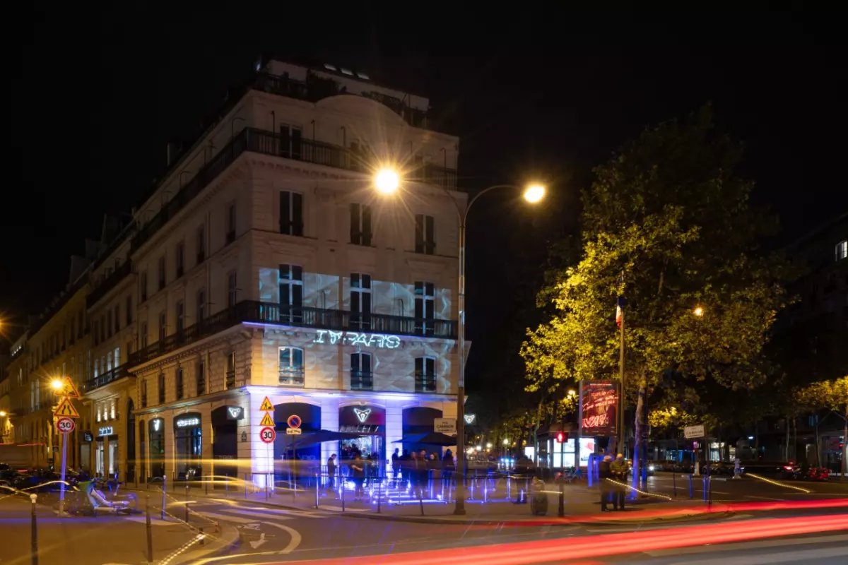 Découvrez le CUPRA City Garage Paris, un lieu unique qui mêle automobile et pâtisserie