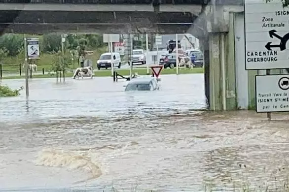 Des inondations soudaines surprennent les habitants de Normandie