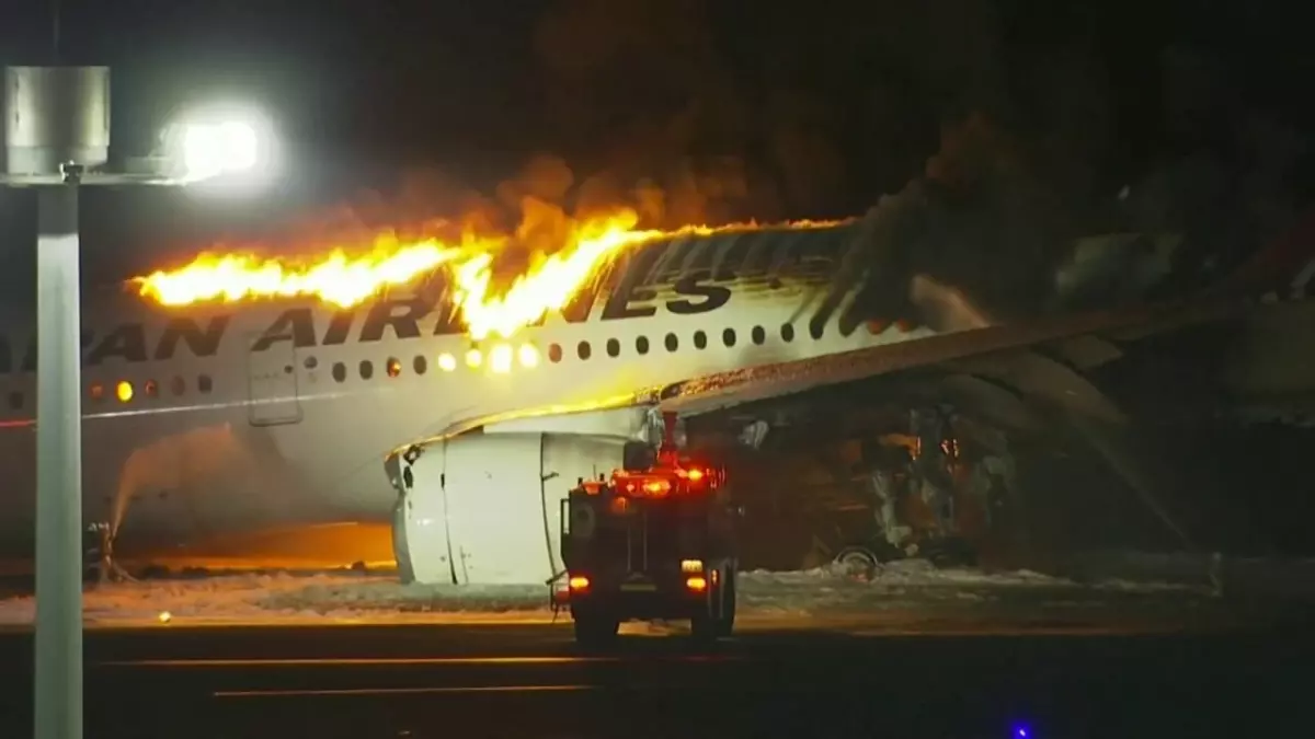 Evacuation d'un avion en feu à Tokyo après une collision