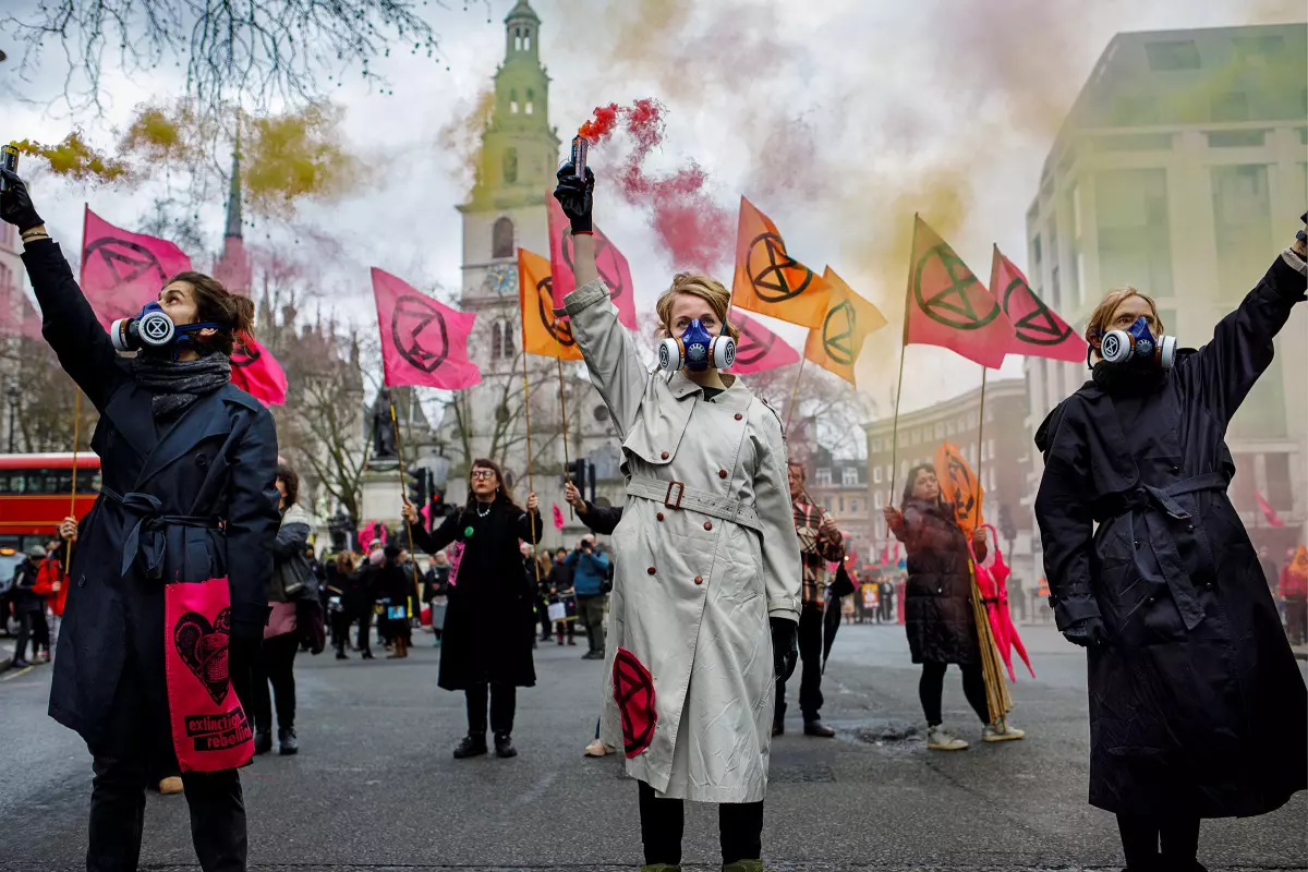 Extinction Rebellion fait sensation en colorant le grand canal de Venise en vert fluo