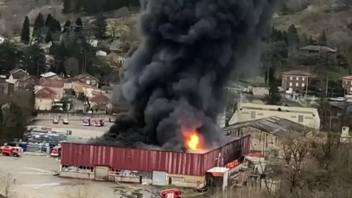Incendie impressionnant d'un entrepôt de batteries au lithium à Viviez