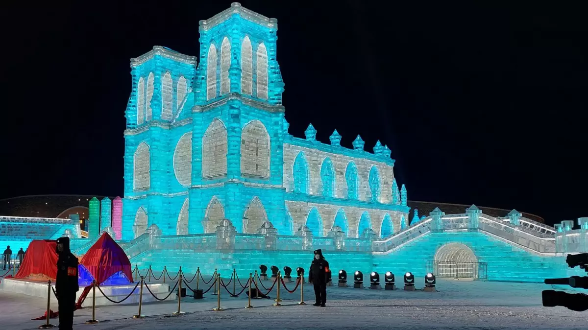 Incroyable spectacle de la cathédrale Notre-Dame illuminée dans la glace lors d'un festival chinois