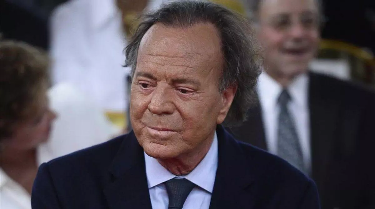 Julio Iglesias arrêté à l'Aéroport pour le contenu étonnant de ses valises