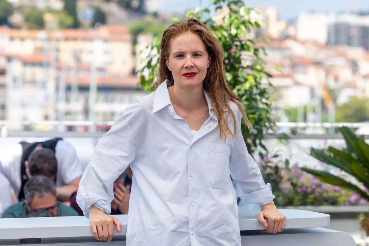 Justine Triet évoque sa crise de la quarantaine et les couches de ses enfants aux Oscars 2024