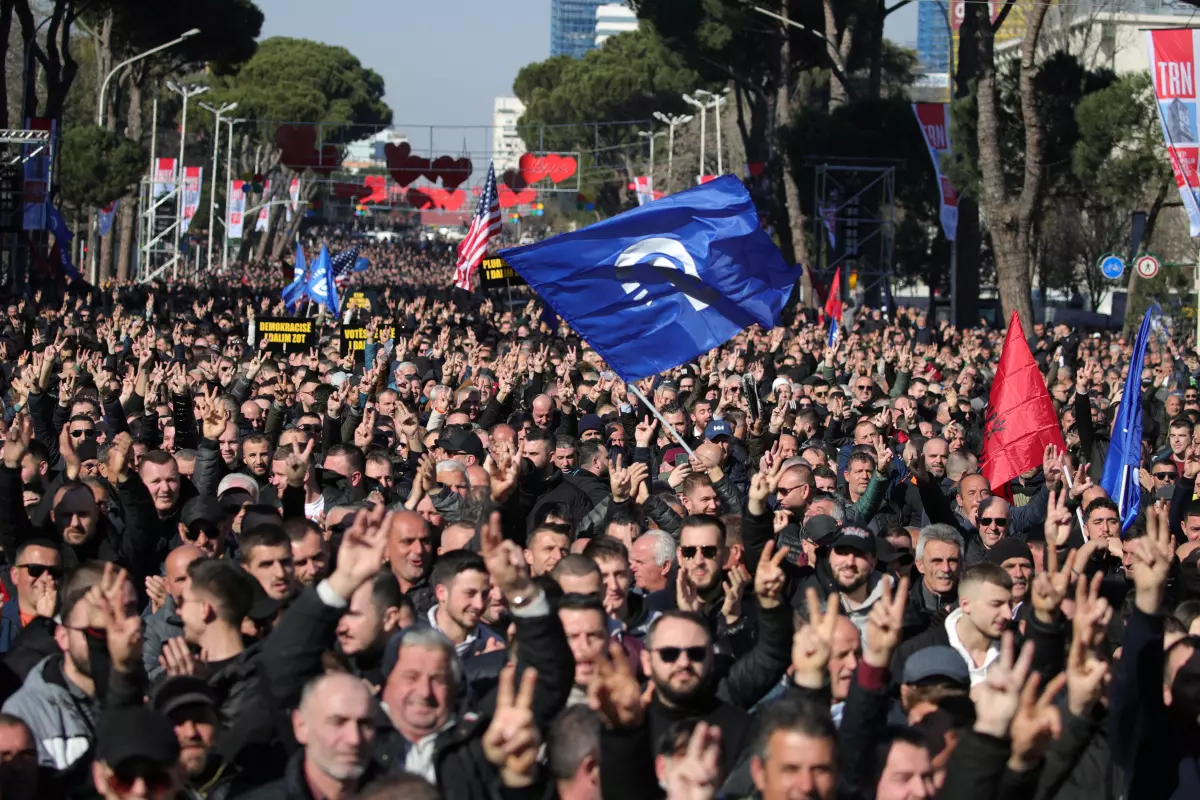 L'opposition en Albanie met le feu à l'hémicycle pour protester contre les socialistes