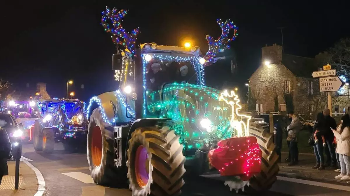 La fabuleuse parade des tracteurs illuminés dans un petit bourg français