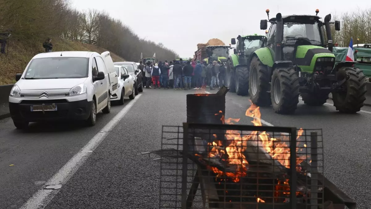 La FNSEA demande la poursuite de la mobilisation des agriculteurs après les annonces de Gabriel Attal