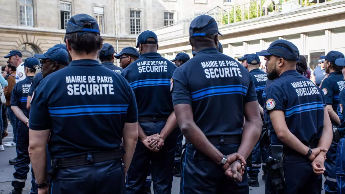 La présence des policiers devant les écoles divise les Français