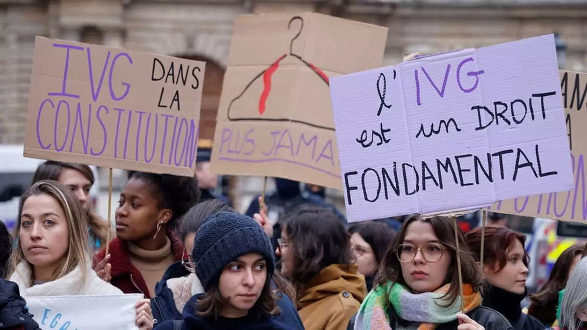 La Tour Eiffel célèbre l'inscription de l'IVG dans la Constitution