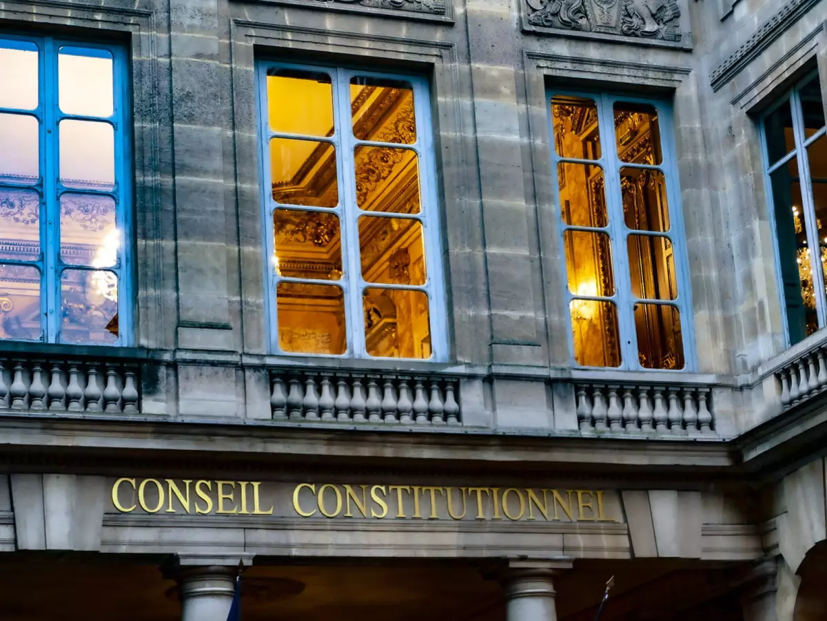 Le Conseil constitutionnel censure largement la loi sur l'immigration en France