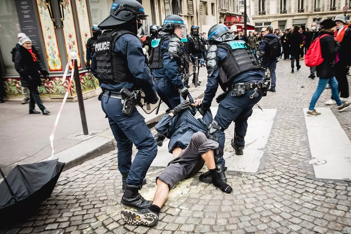 Le policier sanctionné après un geste choquant