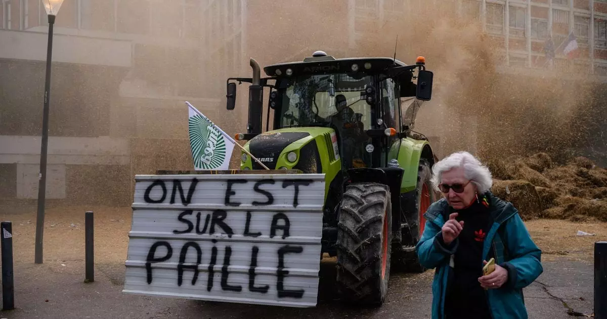 Les agriculteurs en colère : pourquoi menacent-ils de bloquer la France ?