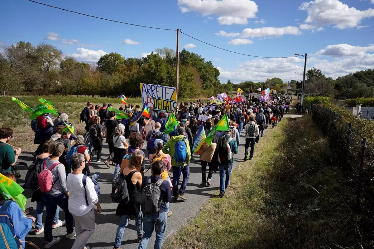 Les forces de l'ordre délogent les opposants à l'A69