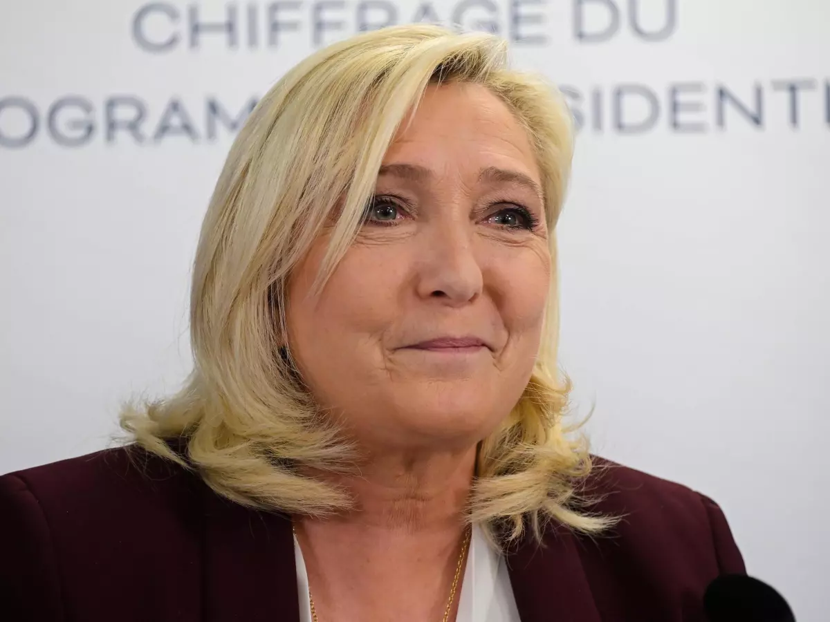 Marine Le Pen critique la gestion du gouvernement et annonce une motion de censure