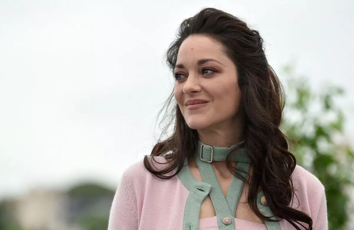 Marion Cotillard révèle les séquelles d'une adolescence douloureuse