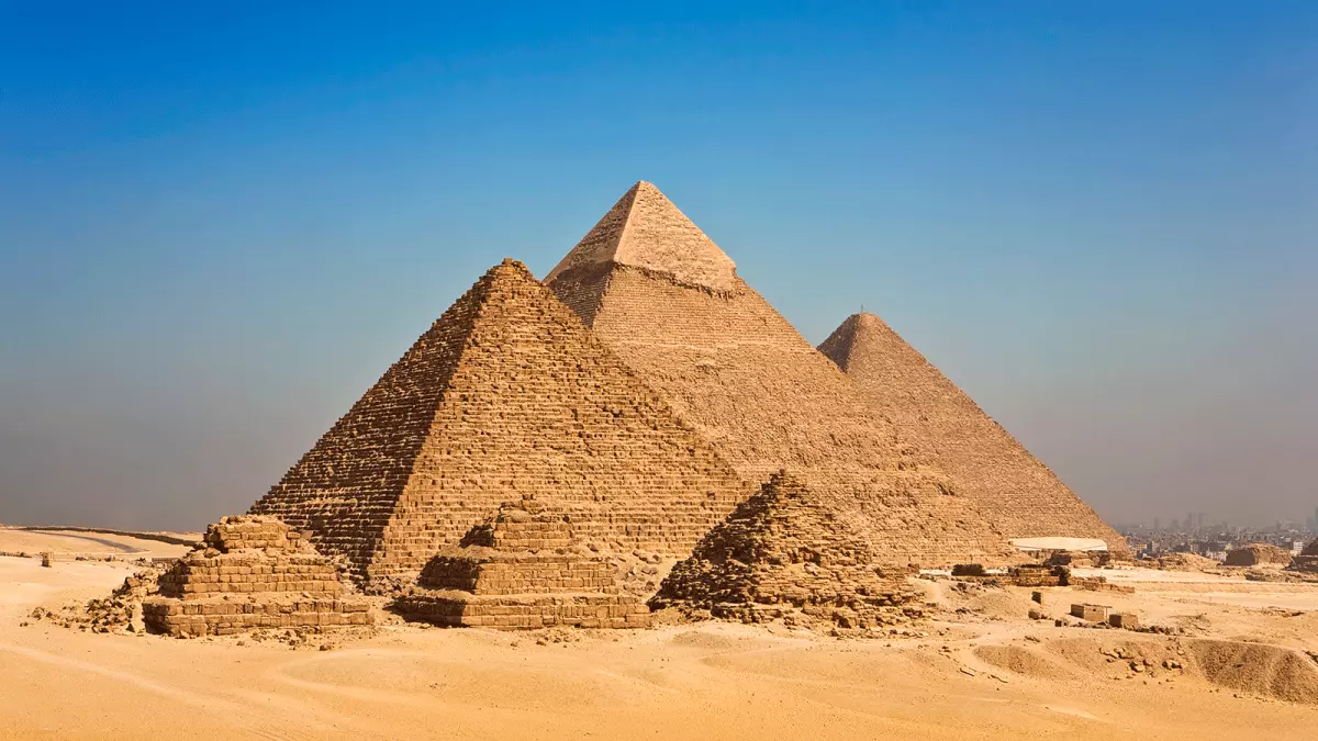 Scandale en Égypte : reconstitution des pyramides controversée