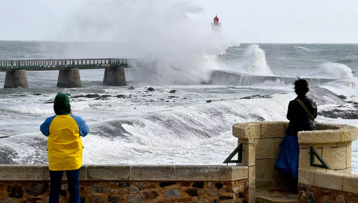 Tempête Ciarán : Les côtes françaises se préparent à affronter des vents destructeurs