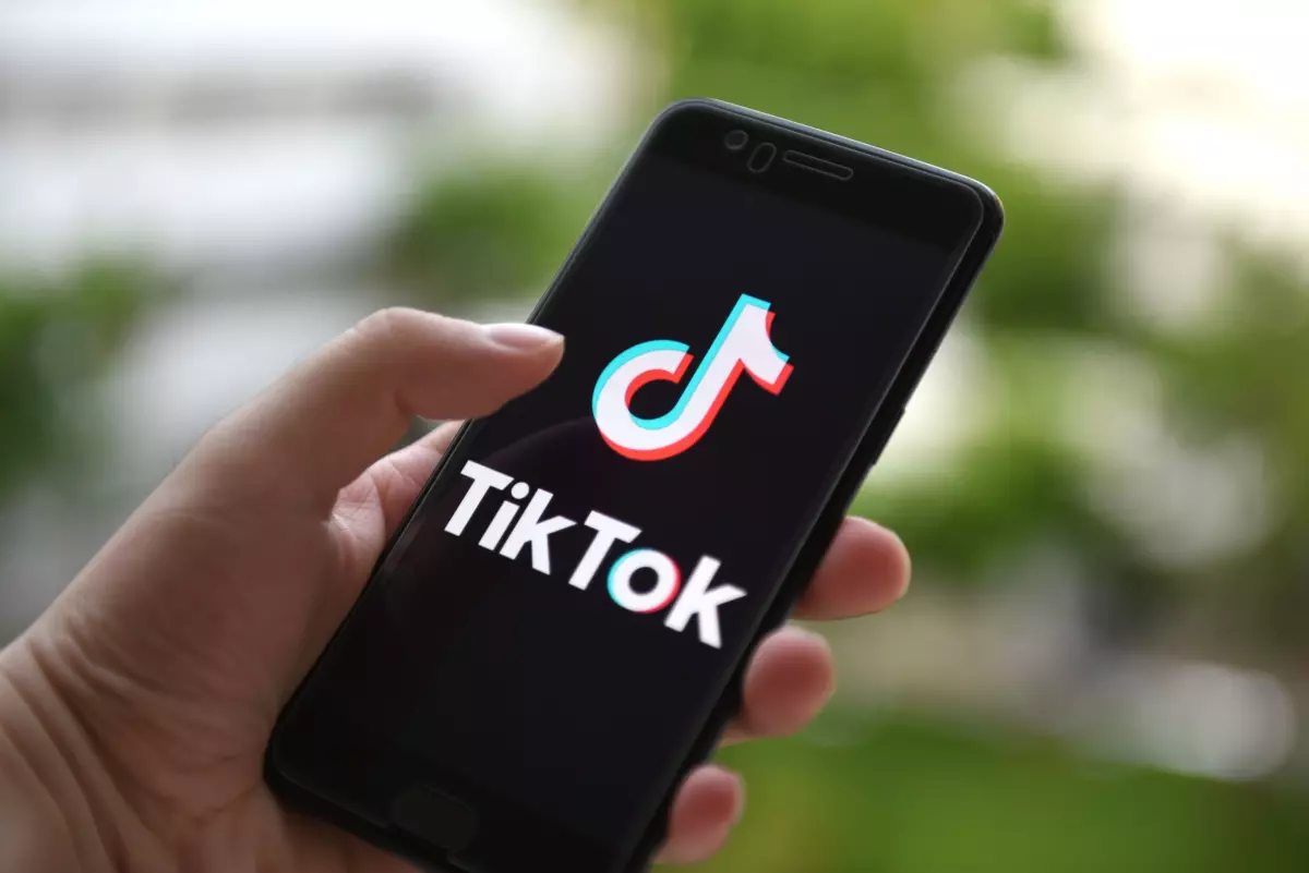 TikTok : pourquoi les gouvernements occidentaux envisagent de l'interdire ?