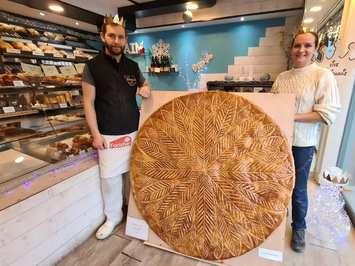 Une boulangerie grenobloise propose une galette des rois géante en soutien au Secours populaire