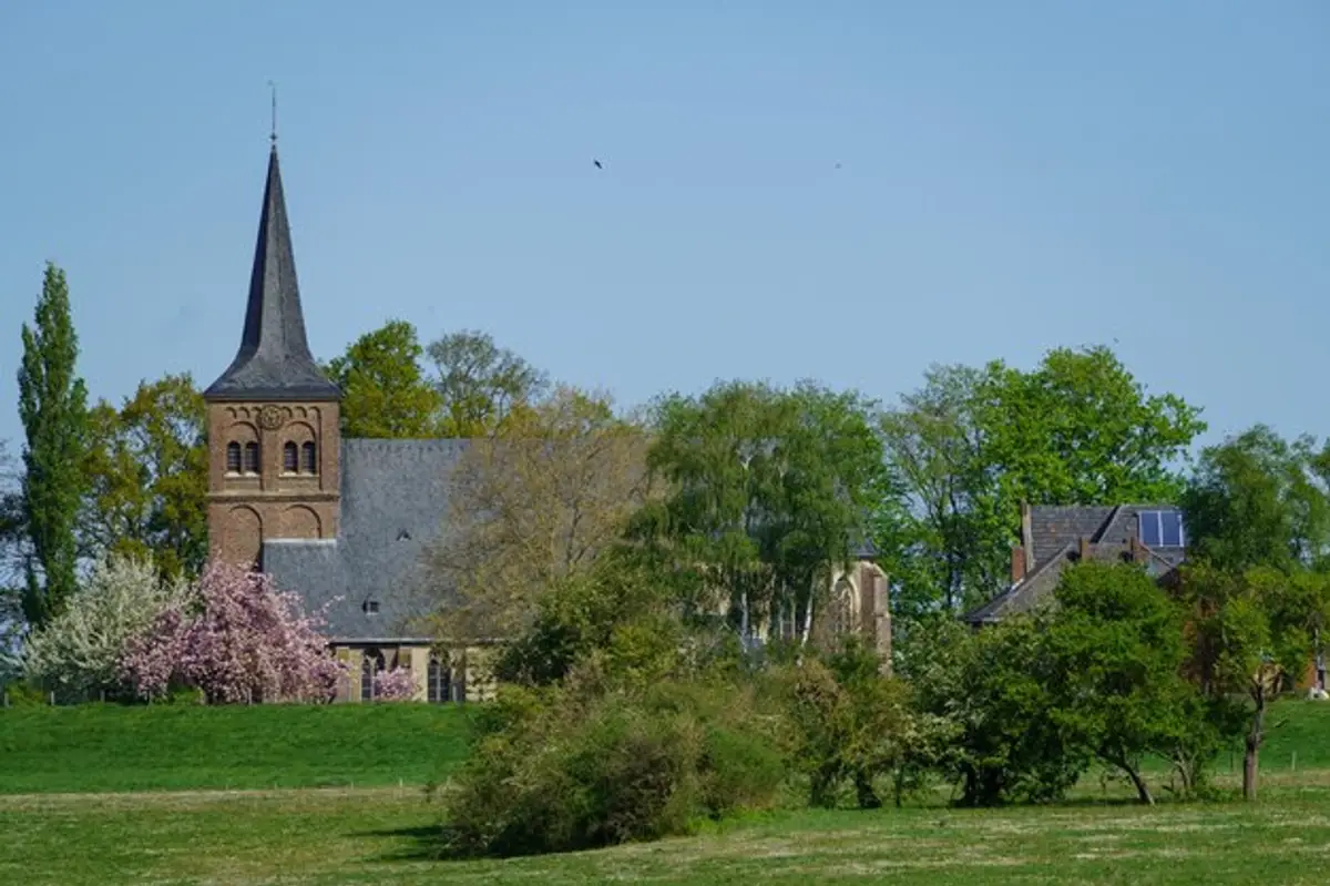 Précigné Sarthe église paysage