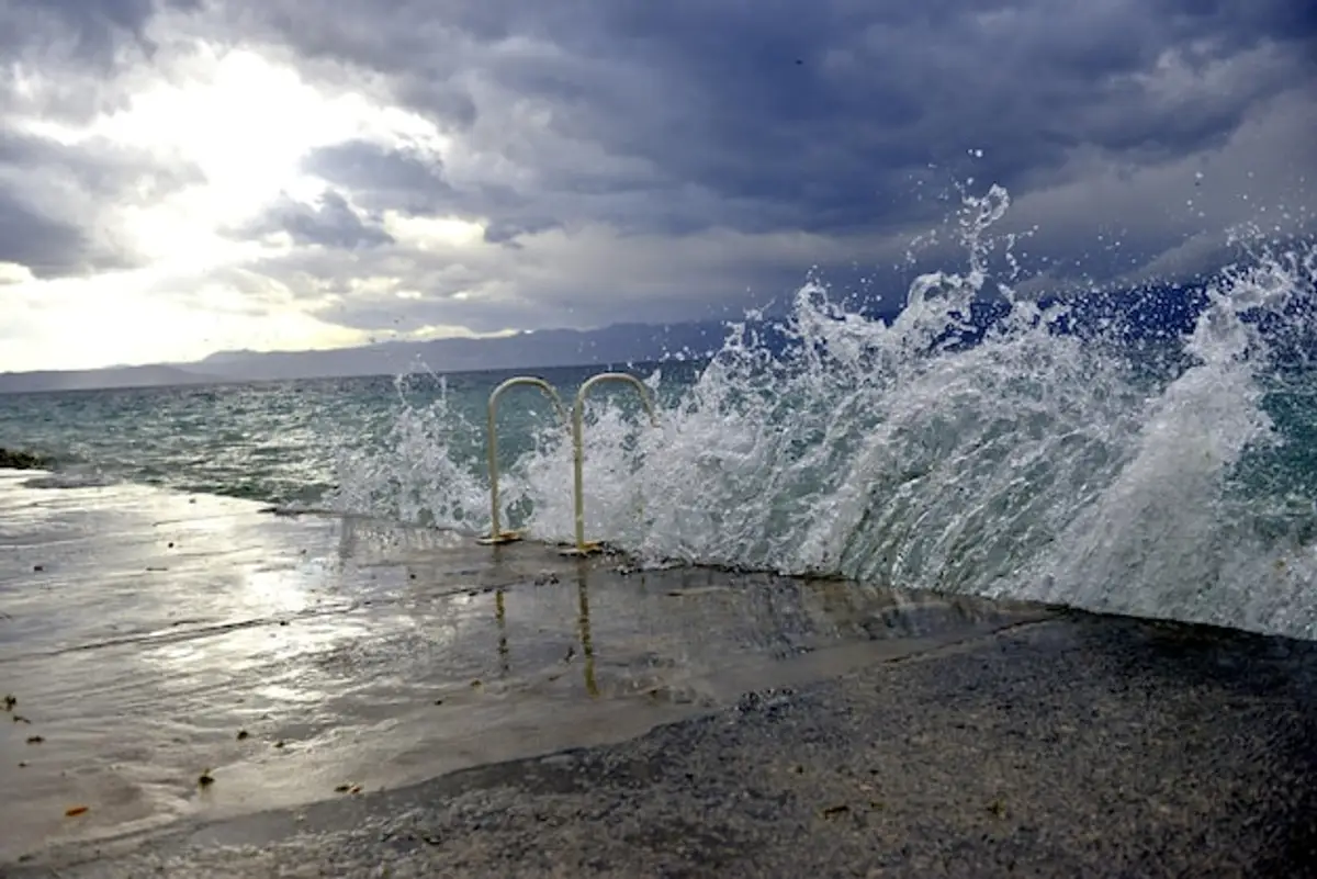 tsunami vague océan destruction côte