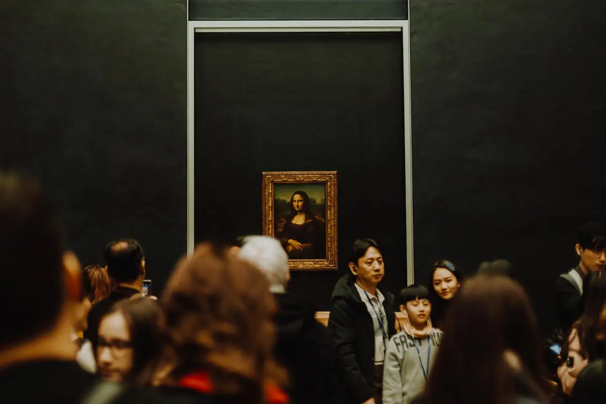 nuit des musees visiteurs devant tableau