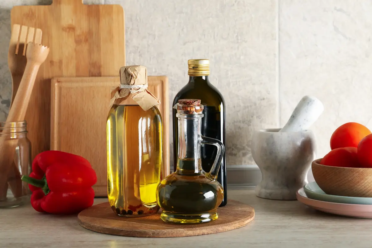 bouteilles d huile végétale, huile d olive, huile de tournesol, huiles en cuisine