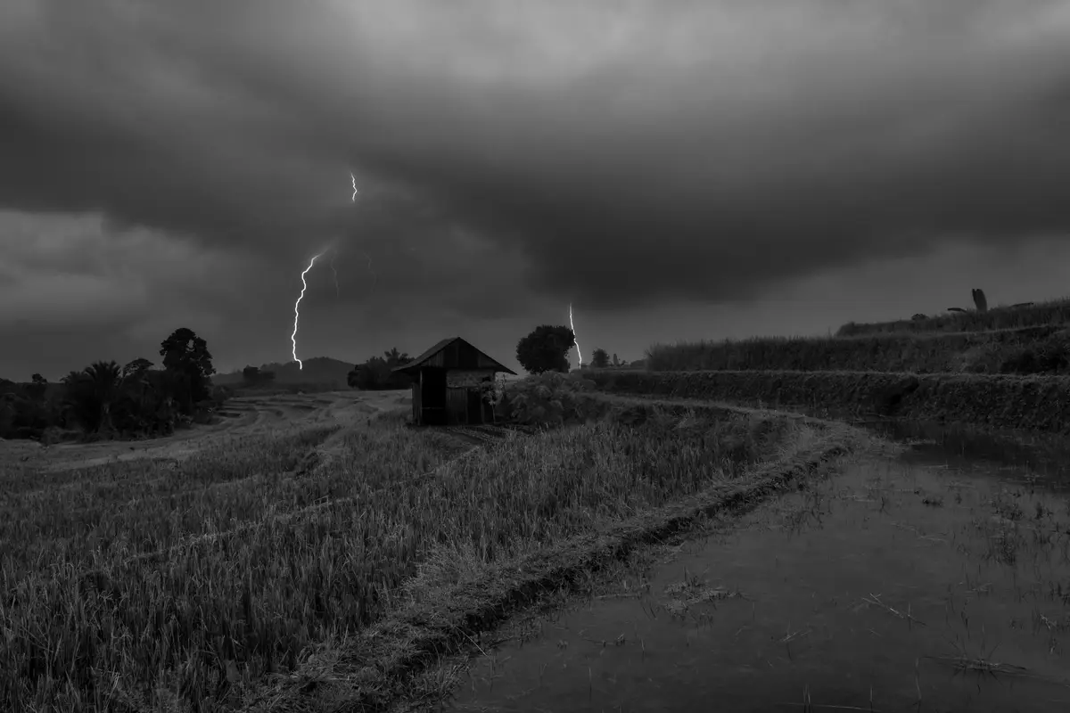 orage ciel noir éclairs foudre campagne