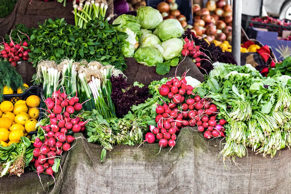 étal de légumes variés, légumes de saison, marché