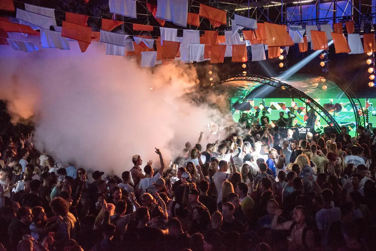 festival v and b fest scene concerts foule
