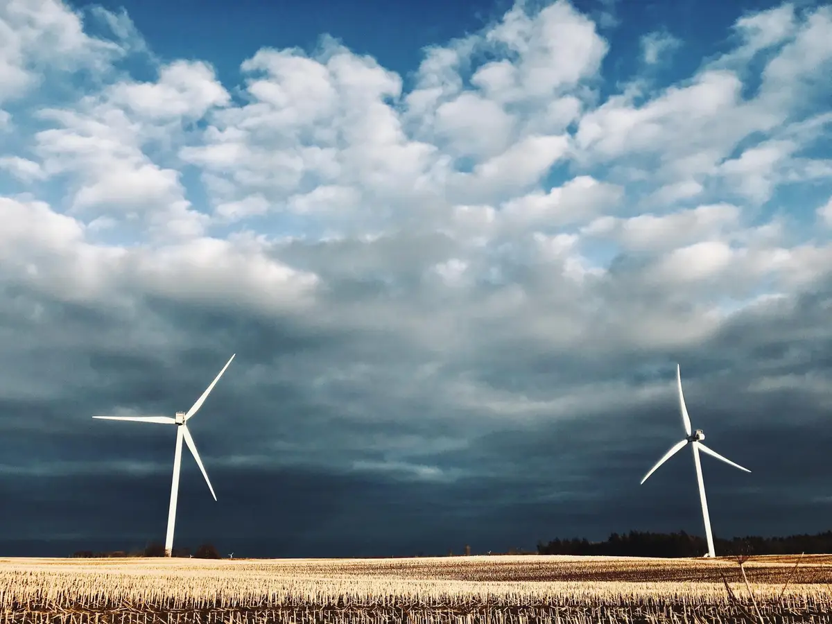 vent tempête éoliennes ciel nuages