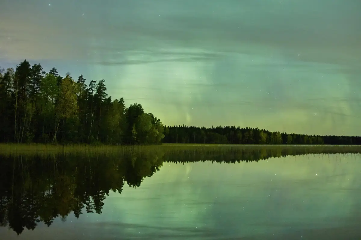 Finlande Helsinki lac forêt aurore boréale