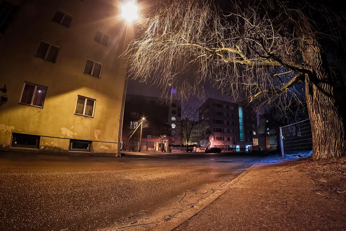 couvre-feu rue vide nuit